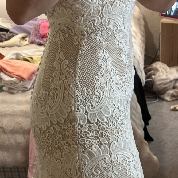 Elegant White Lace Wedding Dress - Picture 5 of 7